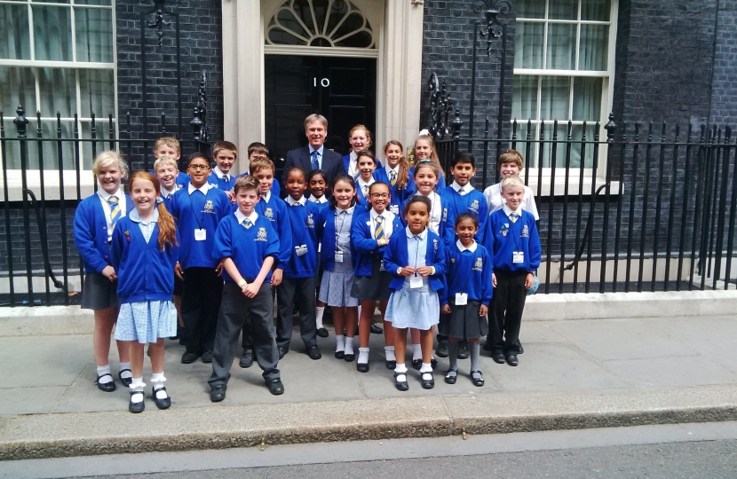 Henry Smith MP takes local schoolchildren to Downing Street