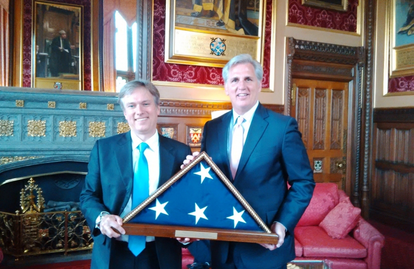 Exchanging the US and UK flags with the US House Majority Leader