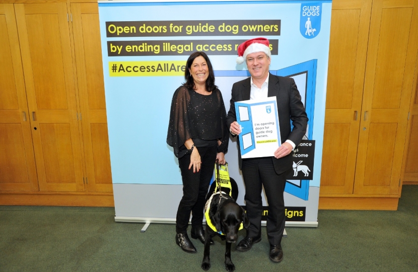 Henry Smith MP helps open doors for Guide Dogs owners this Christmas