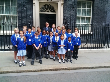 Henry Smith MP takes local schoolchildren to Downing Street
