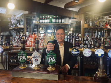 Henry Smith MP welcomes Government’s freeze to alcohol duty for six more months, helping the hospitality sector in Crawley